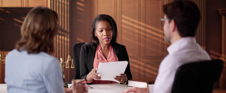 Mediator Counselor Guides Divorcing Couple Through Judicial Decision in Court